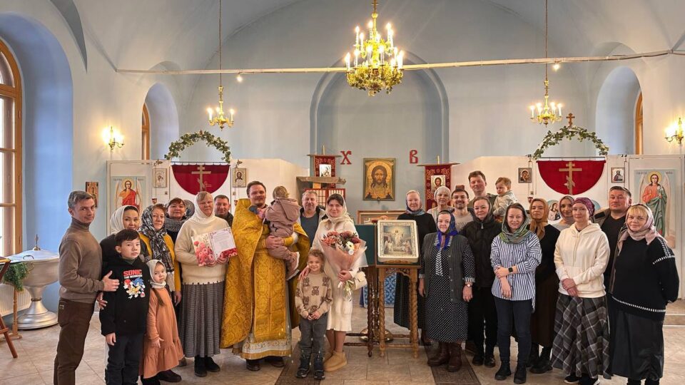 В Воскресный день отслужили молебен с акафистом перед иконой Пресвятой Богородицы «Всех скорбящих Радость» и Божественную Литургию