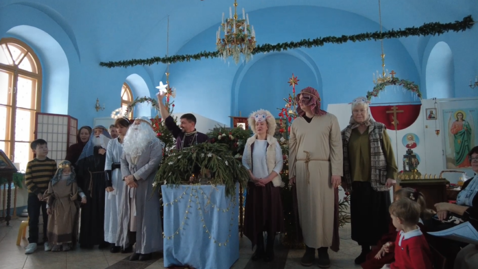 Рождественский спектакль и песнопения в храме Ассаурово